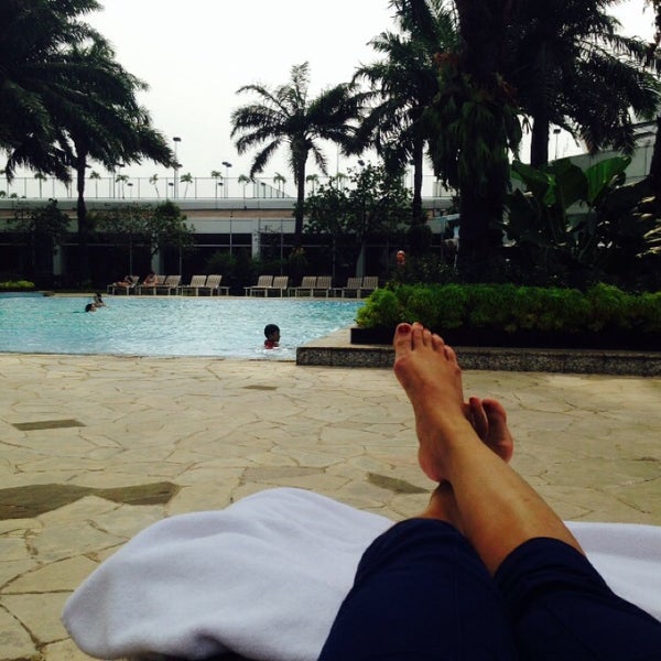 Das Foto wurde bei Poolside - Hotel Mulia Senayan, Jakarta von DK am 10/18/2014 aufgenommen
