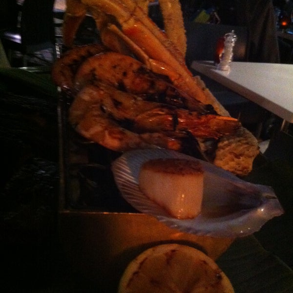 รูปภาพถ่ายที่ Blue Fish Seafood Restaurant โดย Lisa เมื่อ 4/22/2013
