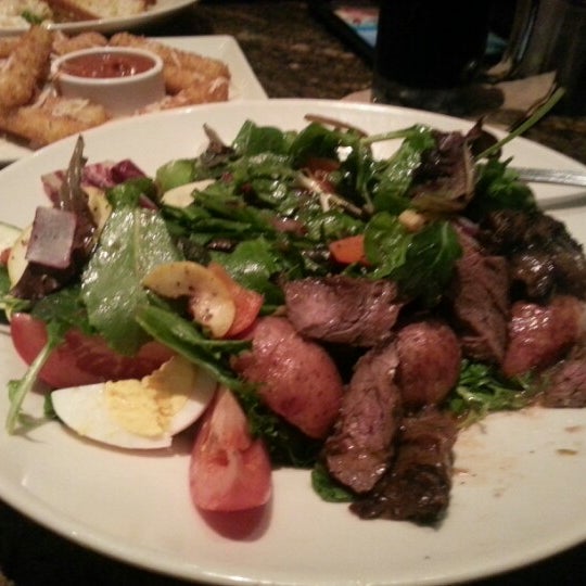 Photo taken at BJ&#39;s Restaurant &amp; Brewhouse by Mychael A. on 9/24/2012