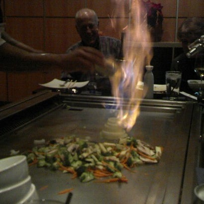 Foto scattata a Shinto Japanese Steakhouse &amp; Sushi Lounge da Stephen C. il 12/27/2012