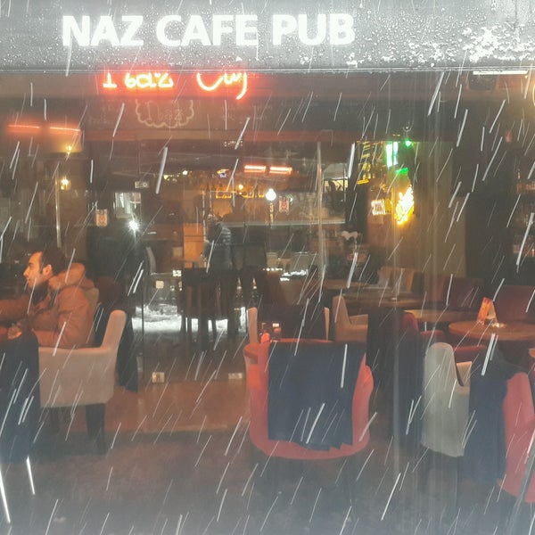 รูปภาพถ่ายที่ Naz Cafe &amp; Pub โดย Ozan C. เมื่อ 1/9/2017