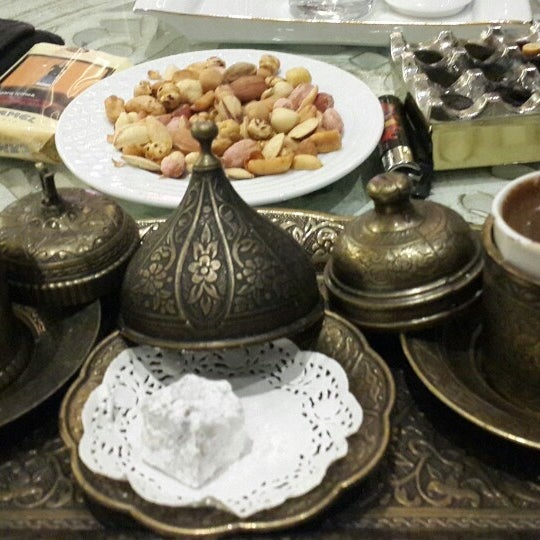 Das Foto wurde bei Manangich Cafe von Samet Ç. am 10/1/2013 aufgenommen