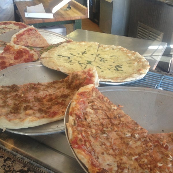Foto diambil di Naples Pizza oleh John B. pada 3/9/2013