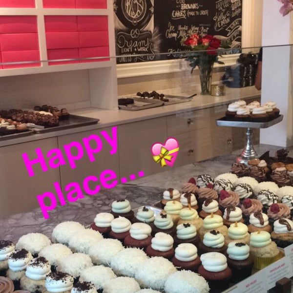 Das Foto wurde bei Kelly&#39;s Bake Shoppe von Nadia I. am 10/4/2015 aufgenommen
