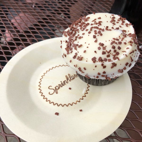 Photo taken at Sprinkles Beverly Hills Cupcakes by Joolya on 3/23/2019
