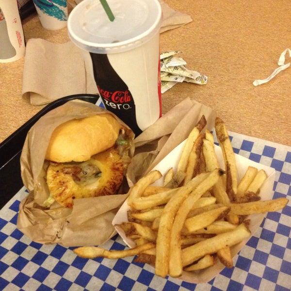 Foto tirada no(a) Blue Moon Burgers Capitol Hill por Aroni em 1/15/2015