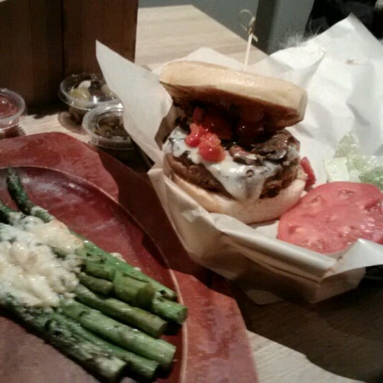 11/17/2012 tarihinde Jessenia L.ziyaretçi tarafından High Heat Burgers &amp; Tap'de çekilen fotoğraf