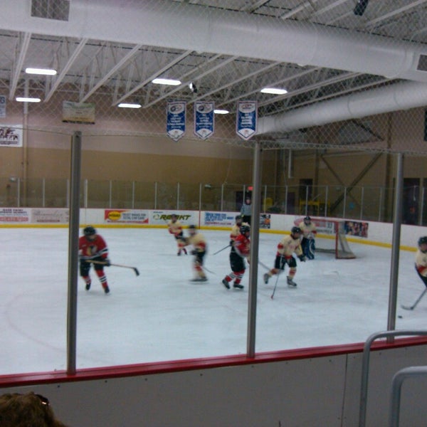 Троя спорт. Каток на Космонавтов 47. Каток на Космонавтов 47 Санкт-Петербург. Киров Радужный каток. Космонавтов 47б СПБ каток.