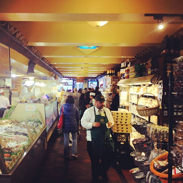 4/13/2013 tarihinde Ericziyaretçi tarafından Agata &amp; Valentina UES Market'de çekilen fotoğraf