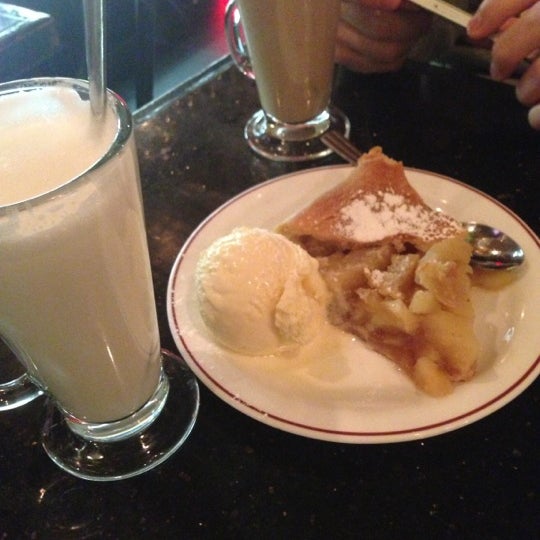 Foto scattata a Sambuca&#39;s Cafe &amp; Desserts da Alice T. il 12/26/2012