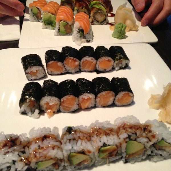 รูปภาพถ่ายที่ Kumo Sushi โดย Alice T. เมื่อ 3/16/2013