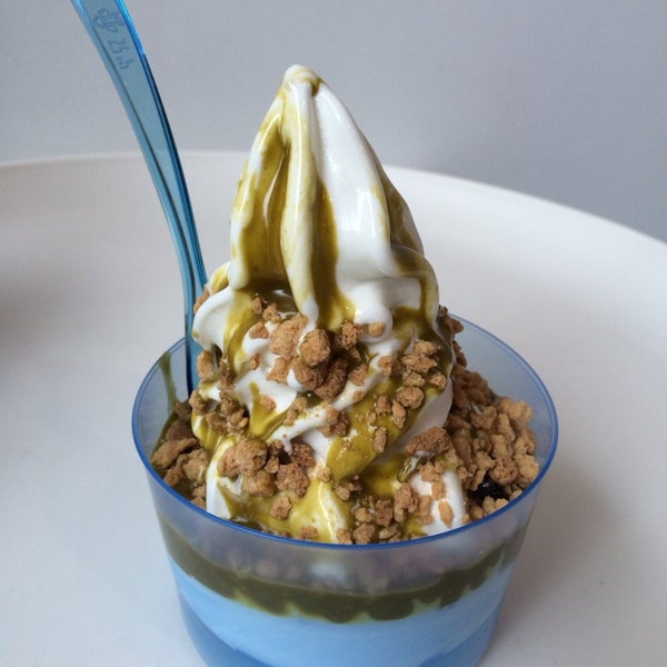 Pistachio and marzipan cookie crumble: the combination for frozen yogurt heaven!