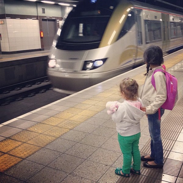 9/22/2013 tarihinde Raeesa S.ziyaretçi tarafından Gautrain Rosebank Station'de çekilen fotoğraf