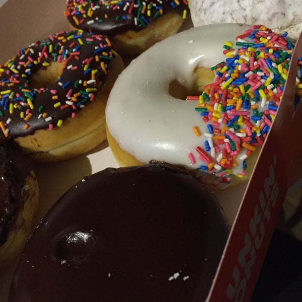 รูปภาพถ่ายที่ Dunkin&#39; Donuts โดย Priscylla M. เมื่อ 5/13/2015