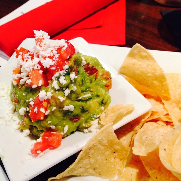 รูปภาพถ่ายที่ Zócalo Mexican Cuisine &amp; Tequileria โดย David A. เมื่อ 6/27/2014