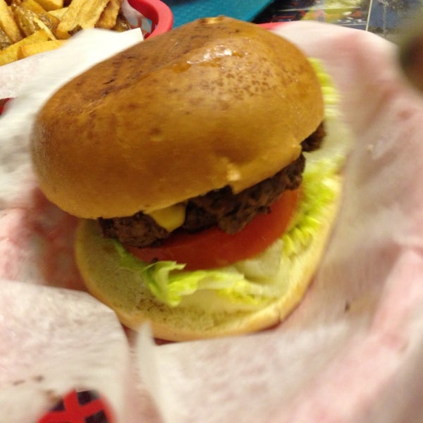 รูปภาพถ่ายที่ Action Burger โดย Melisse เมื่อ 7/1/2013