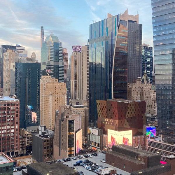 Foto diambil di Fairfield Inn &amp; Suites by Marriott New York Manhattan/Times Square oleh Hawkeye pada 12/4/2021