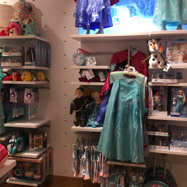 4/14/2018 tarihinde Hawkeyeziyaretçi tarafından Disney Store'de çekilen fotoğraf