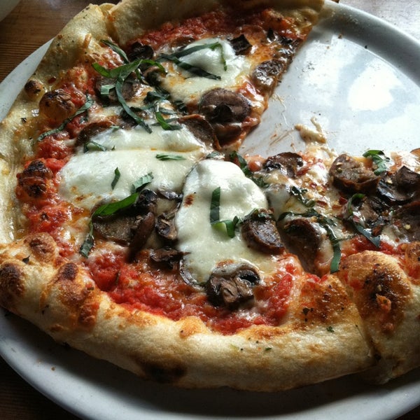 6/19/2013 tarihinde Nelsonziyaretçi tarafından Pizzeria Fondi'de çekilen fotoğraf