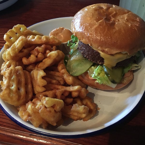 Снимок сделан в Otto&#39;s Burger пользователем Danielle C. 8/14/2019