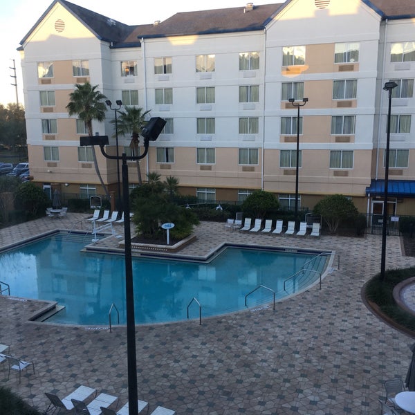 Das Foto wurde bei Fairfield Inn &amp; Suites by Marriott Orlando Lake Buena Vista in the Marriott Village von Danielle C. am 1/8/2020 aufgenommen