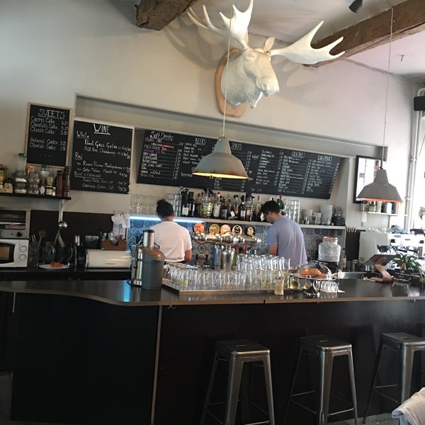 Foto tirada no(a) Konrad Café &amp; Bar por Al em 7/23/2017