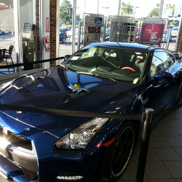 Glendale Nissan Car Dealership in Glendale Heights