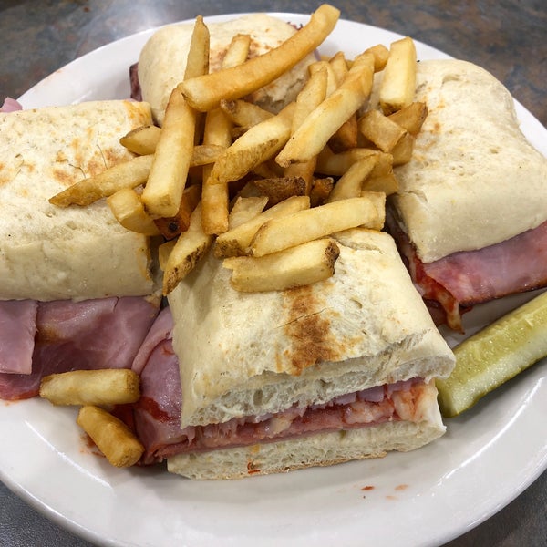 Arni's Pizzeria in Lebanon