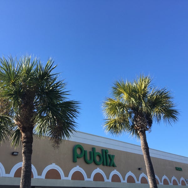 Publix Grocery Store in Englewood