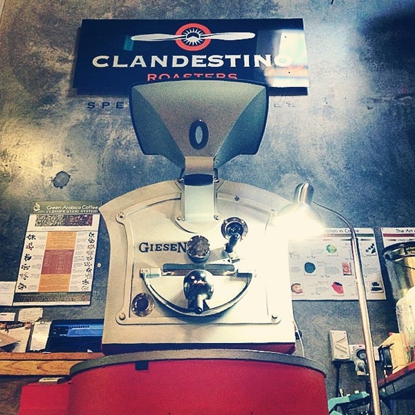 6/23/2014 tarihinde Jaxonziyaretçi tarafından Clandestino Roasters Specialty Coffee'de çekilen fotoğraf