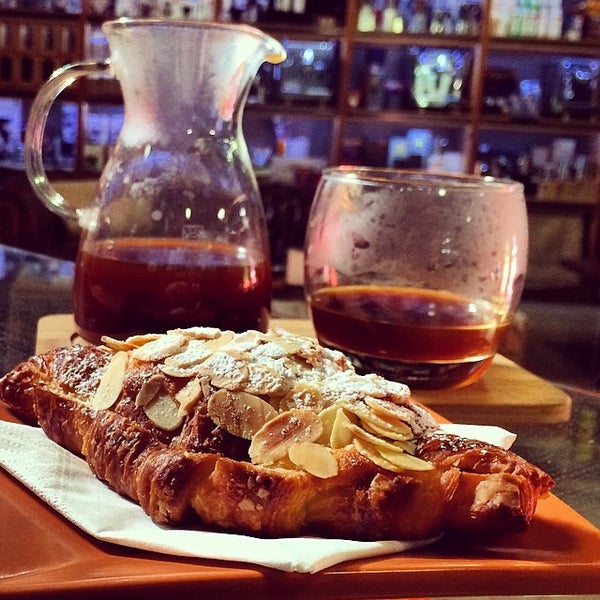 6/3/2014 tarihinde Jaxonziyaretçi tarafından Clandestino Roasters Specialty Coffee'de çekilen fotoğraf