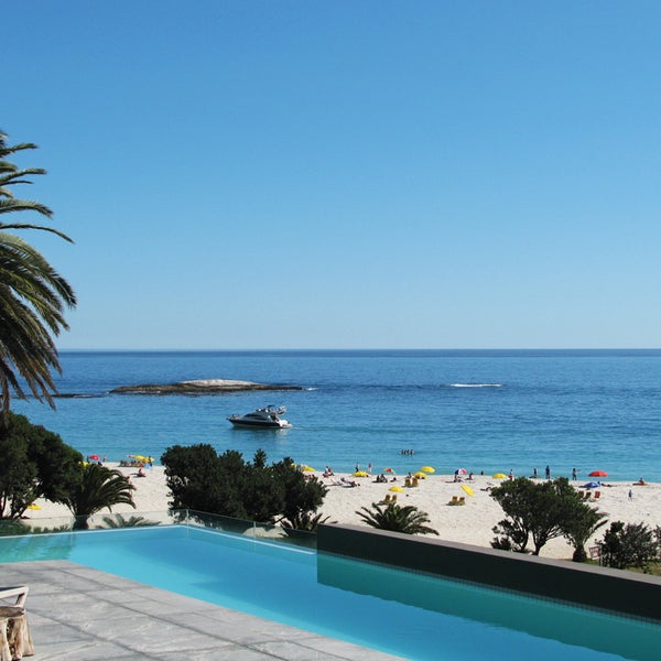 Glass facades and an infinity pool: This design hotel in Camps Bay district offers visitors an unimpeded view of the Atlantic. More about Cape Town in the LH Magazin iPad App (01/2014).