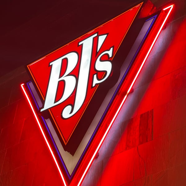 รูปภาพถ่ายที่ BJ&#39;s Restaurant &amp; Brewhouse โดย John E. เมื่อ 8/17/2022