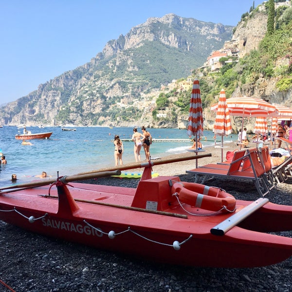 Foto tomada en Bagni d&#39;Arienzo Beach Club  por Sinem 🍇 B. el 8/22/2018