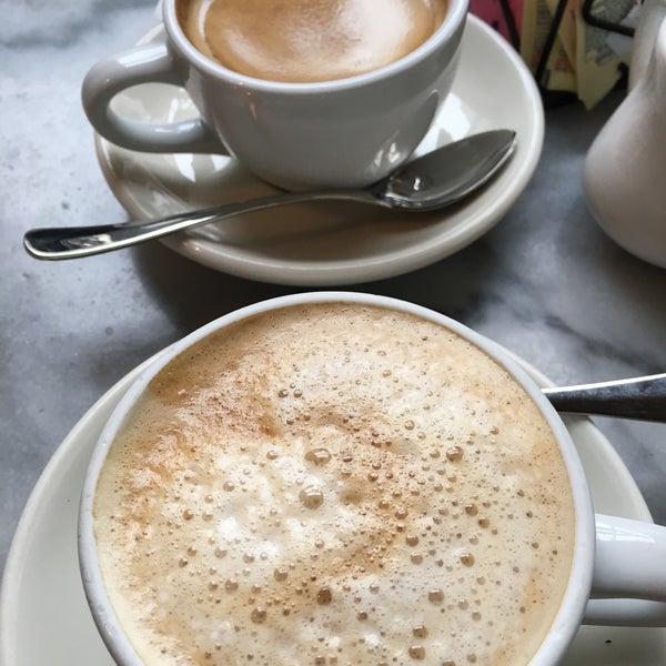 Foto tirada no(a) Café de la Presse por Sinem 🍇 B. em 12/25/2018