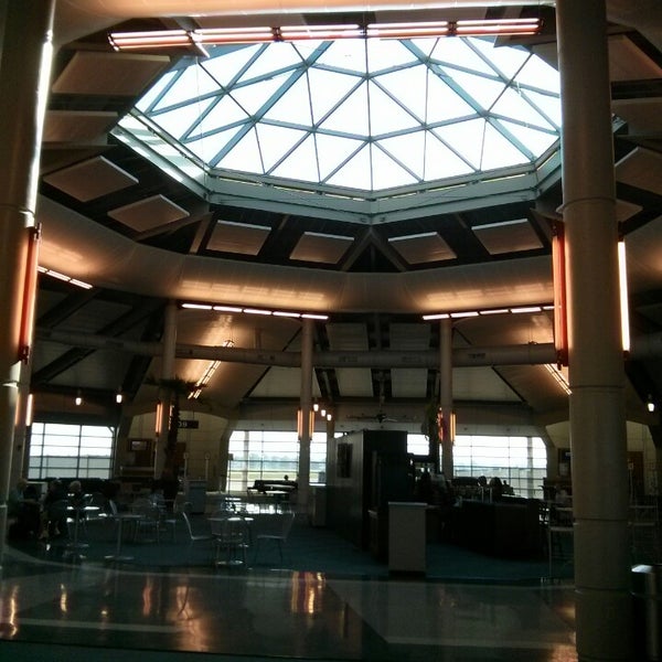 Foto tirada no(a) Aeroporto Internacional de Nova Orleães Louis Armstrong (MSY) por Kir K. em 9/15/2013
