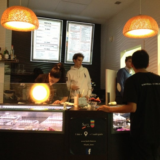 10/20/2012 tarihinde Virajziyaretçi tarafından Sushi Store Express'de çekilen fotoğraf