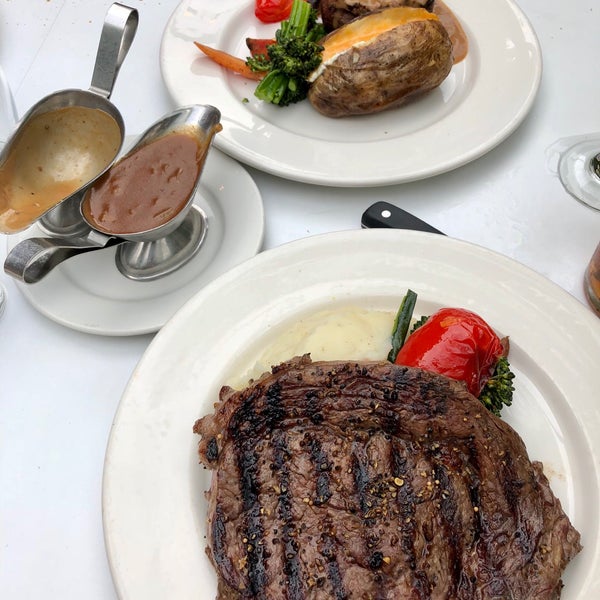 Foto scattata a Vieux-Port Steakhouse da Michelle il 6/2/2018