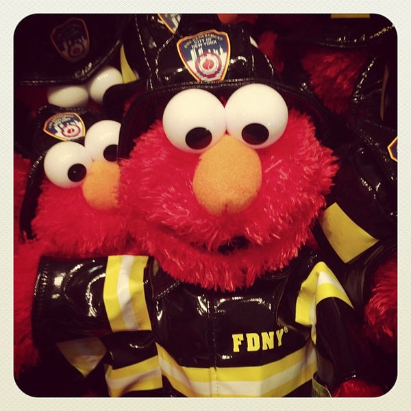 Foto diambil di FDNY Fire Zone oleh Farad A. pada 4/12/2013