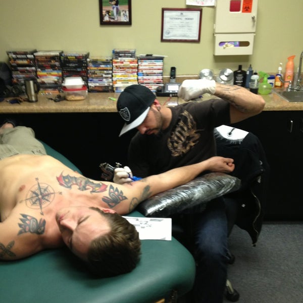 Foto tirada no(a) Empire Tattoo &amp; Piercing Raleigh por Sean j. em 2/5/2013