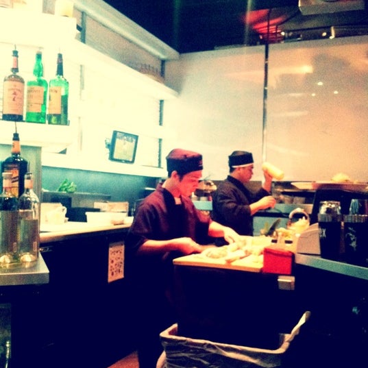 รูปภาพถ่ายที่ Sushi Room - A Sake Lounge โดย Hiroshi B. เมื่อ 10/21/2012