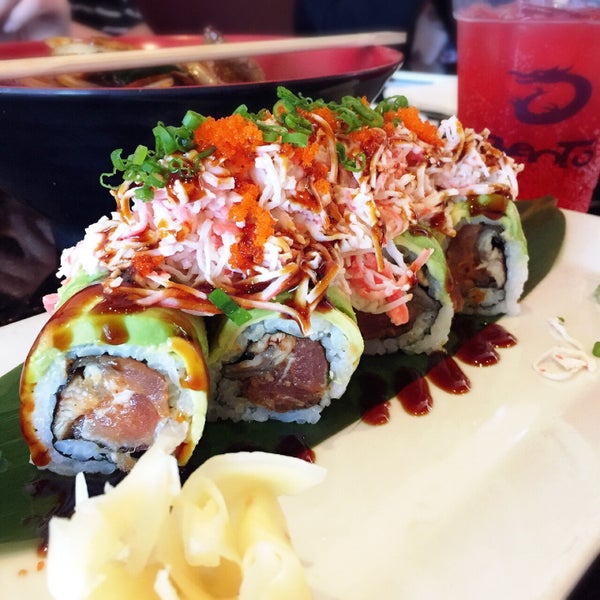 Снимок сделан в Bento Asian Kitchen &amp; Sushi пользователем Khaotok Kayla N. 4/30/2015
