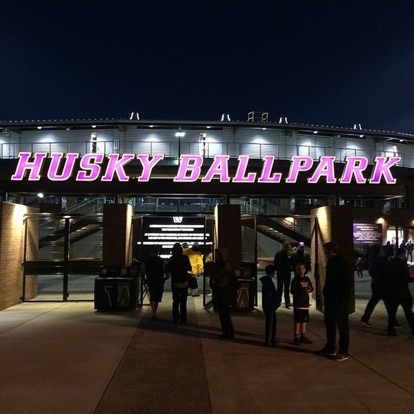 Foto diambil di Husky Baseball Stadium oleh Lawyer M. pada 3/22/2014