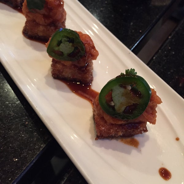 Foto scattata a Blue Wasabi Sushi &amp; Martini Bar da Fuyu il 11/8/2015