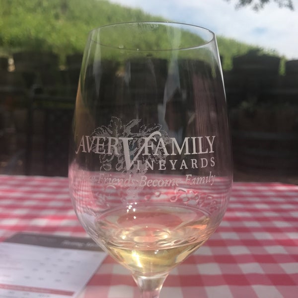 Foto tirada no(a) Aver Family Vineyards por Heather H. em 5/29/2017
