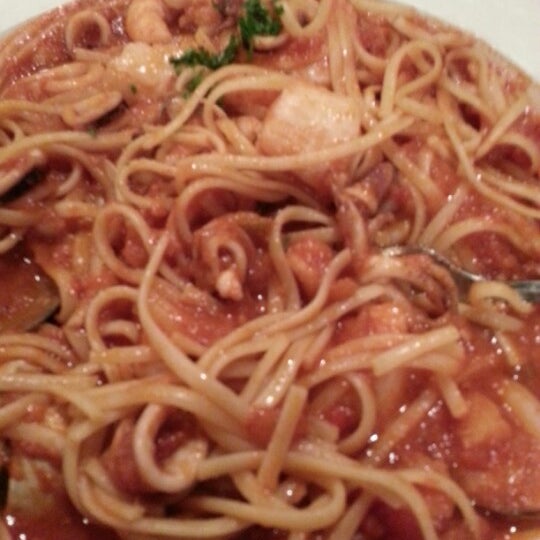 Foto diambil di Tullio&#39;s Italian Restaurant oleh Tina L. pada 1/19/2013