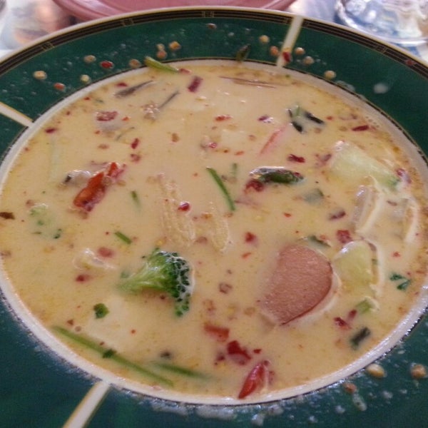 Foto scattata a Siam Taste Thai Cuisine da Tina L. il 8/2/2014