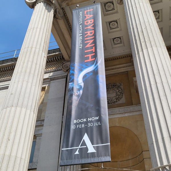 Foto tirada no(a) The Ashmolean Museum por Greg L. em 5/28/2023