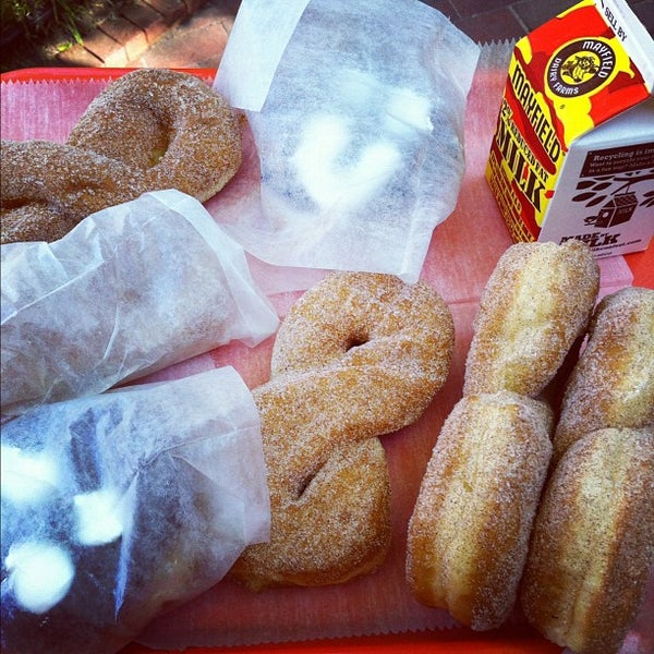 รูปภาพถ่ายที่ Donut Friar โดย Jonathan B. เมื่อ 9/15/2012