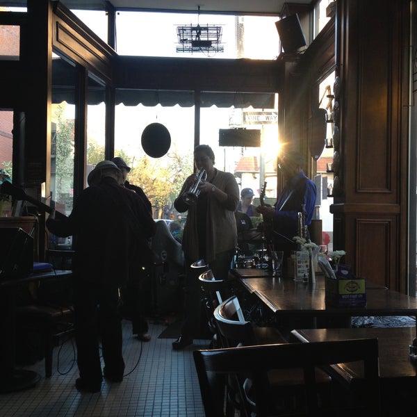 รูปภาพถ่ายที่ Downtown Bar &amp; Grill โดย Lauren S. เมื่อ 4/25/2013